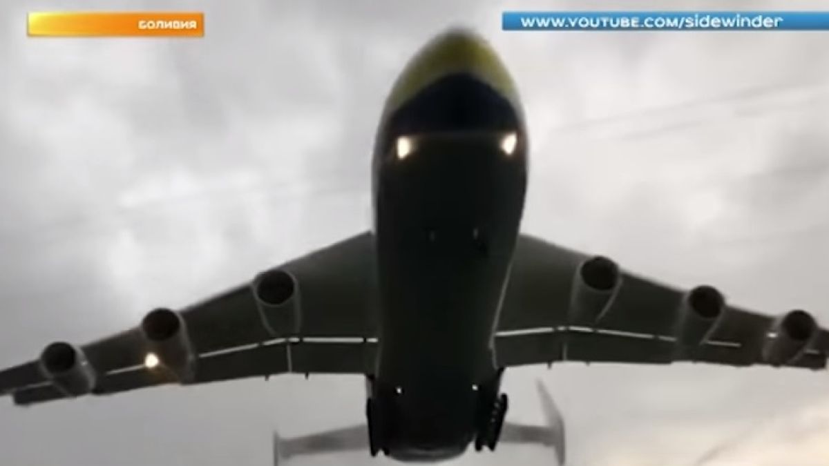 Зрелище! Най-големият самолет в света се пъхна под електропровод, закачи кола и не се разби (ВИДЕО)