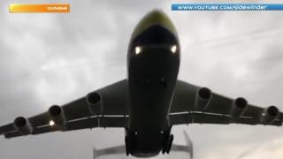 Зрелище! Най-големият самолет в света се пъхна под електропровод, закачи кола и не се разби (ВИДЕО)