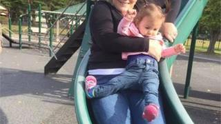 Майка сподели ужасяваща СНИМКА, доказваща защо родителите не трябва да се пускат по пързалката с децата си