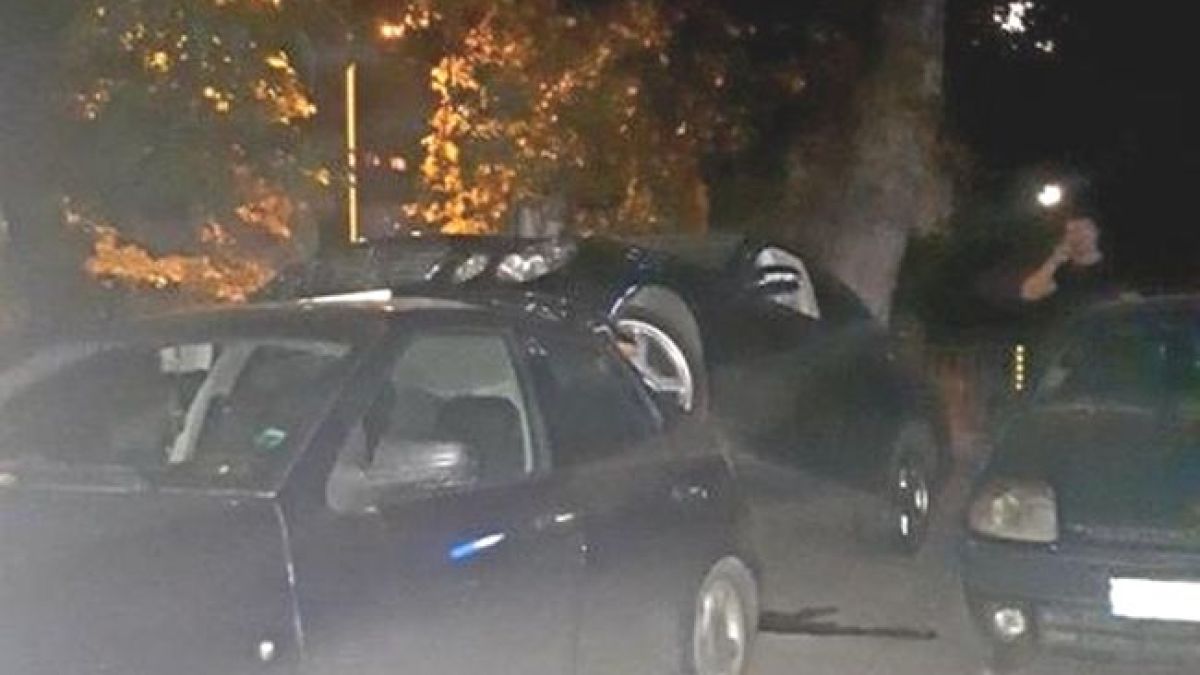Мерцедес с бесен дрифт "паркира" върху тавана на Сеат във Варна (СНИМКА)