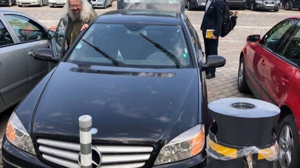 Ексклузивно в БЛИЦ! Надничат ли Иванчева и Кадиев зад протеста на Кольо Босия? Вижте с какъв "Мерцедес" идва да "гладува" пред НС! (СНИМКИ)