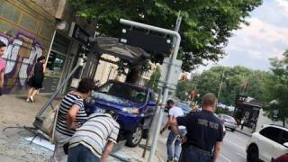 Кола се вряза в спирка в София (СНИМКИ)