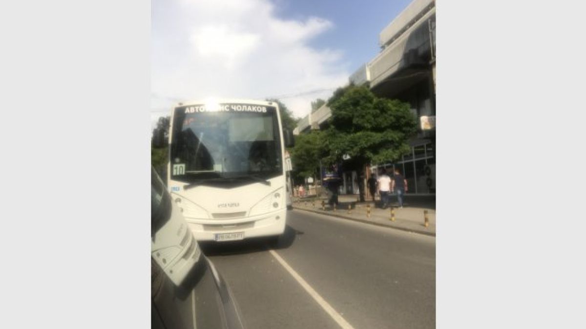 Пълно безумие! Нагъл шофьор на автобус се набута в насрещното, развява среден пръст ВИДЕО