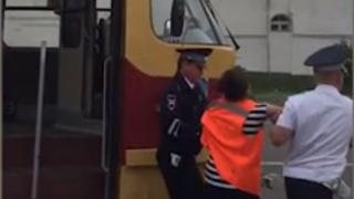 Полицаи измъкнаха от трамвай пияни ватманка и кондукторка