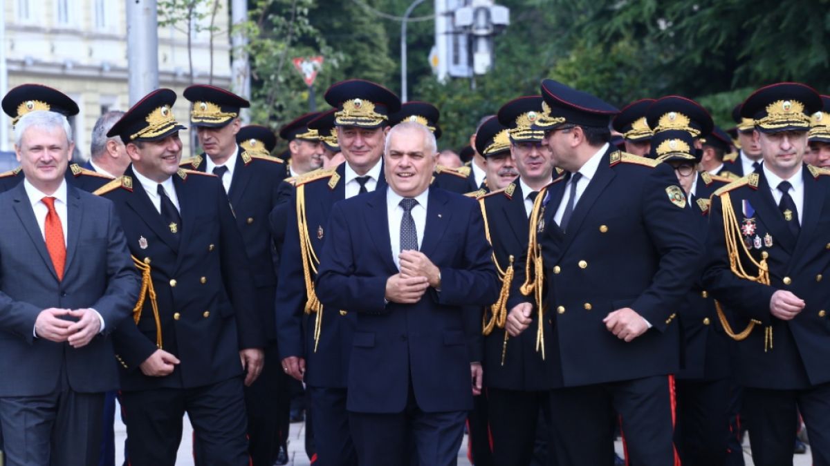 Навръх празника на МВР министърът възмутен: Полицаите нас пазят, а тях ги поръчват - това ще спре! (СНИМКИ)