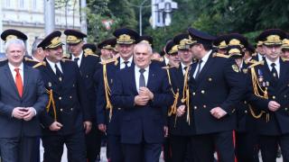 Навръх празника на МВР министърът възмутен: Полицаите нас пазят, а тях ги поръчват - това ще спре! (СНИМКИ)