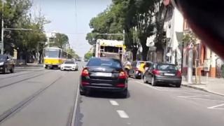 ВИДЕО с поредния безсмъртен джигит, застрашаващ с гъзарски мерцедес живота на хората в София 