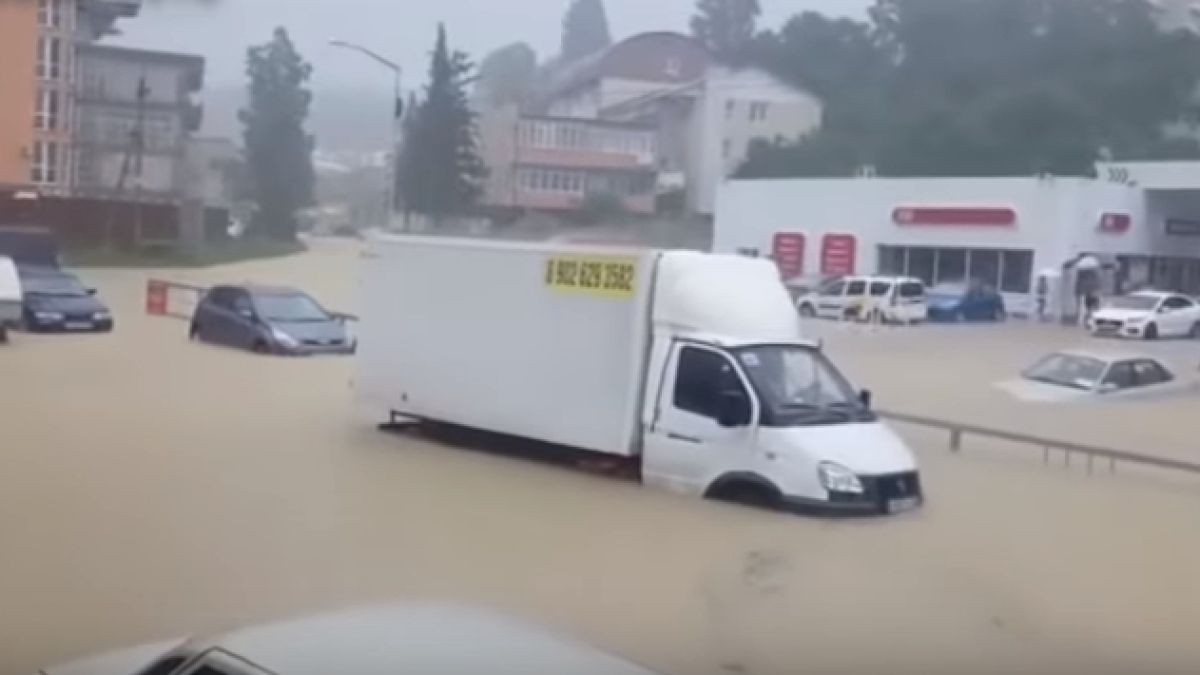 Хора до кръста във вода, апокалипсис удави Сочи преди мача Русия-Хърватия (ВИДЕО)