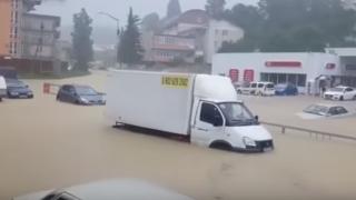 Хора до кръста във вода, апокалипсис удави Сочи преди мача Русия-Хърватия (ВИДЕО)