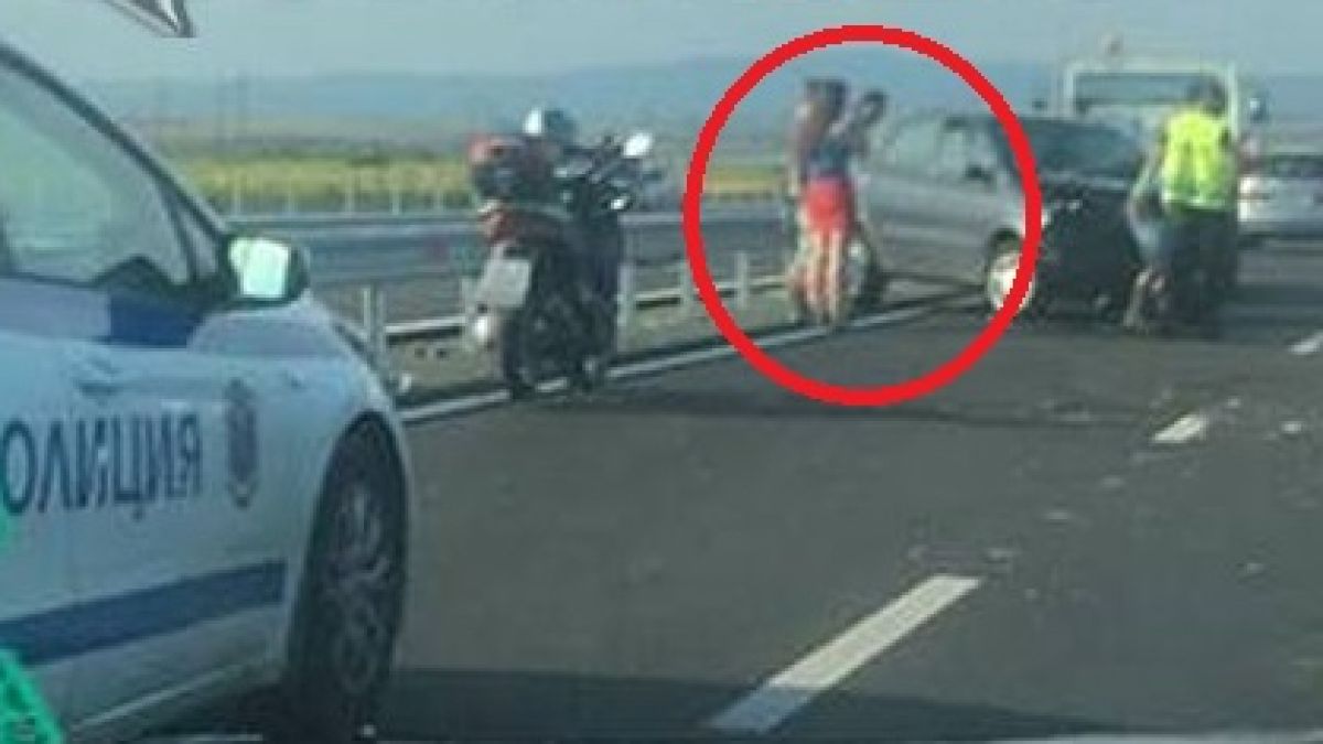 Натокани мадами със скандално къси червени полички са фучали в Реното, размазало се край Слънчака