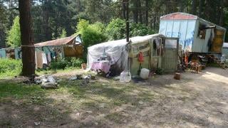 Ромски катун изникна на едно от най-хубавите места за почивка на пловдивчани (СНИМКИ)