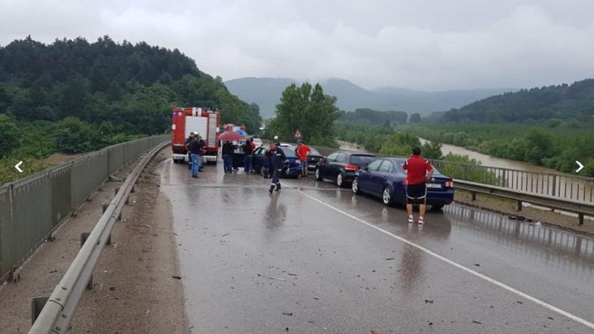 Нови ексклузивни СНИМКИ от кървавата касапница с ТИР и три коли край Мездра, едното возило е на пихтия