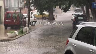 Тъмни облаци надвиснаха над Пловдив и страховита стихия връхлетя града (ВИДЕО)
