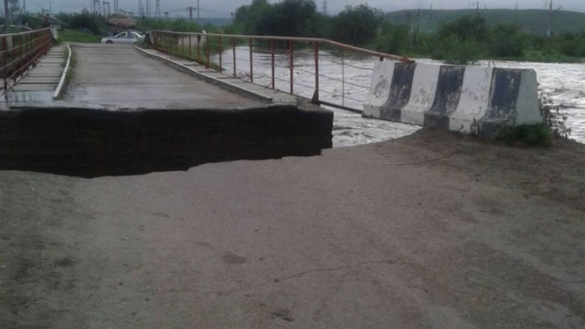 Проливни дъждове удавиха и Русия, стотици къщи са под вода, придошла река разрушава мостове (СТРАХОВИТИ СНИМКИ/ВИДЕО)