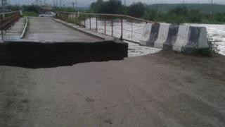 Проливни дъждове удавиха и Русия, стотици къщи са под вода, придошла река разрушава мостове (СТРАХОВИТИ СНИМКИ/ВИДЕО)