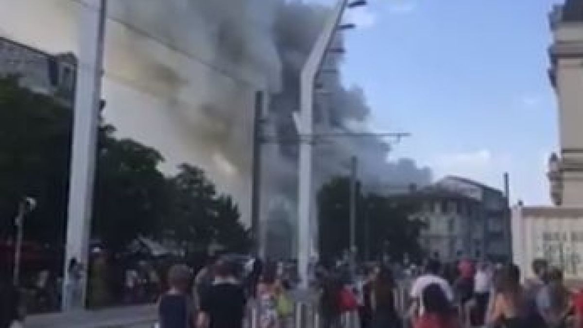 Гъсти кълба черен дим покриха небето над Бордо (ВИДЕО)