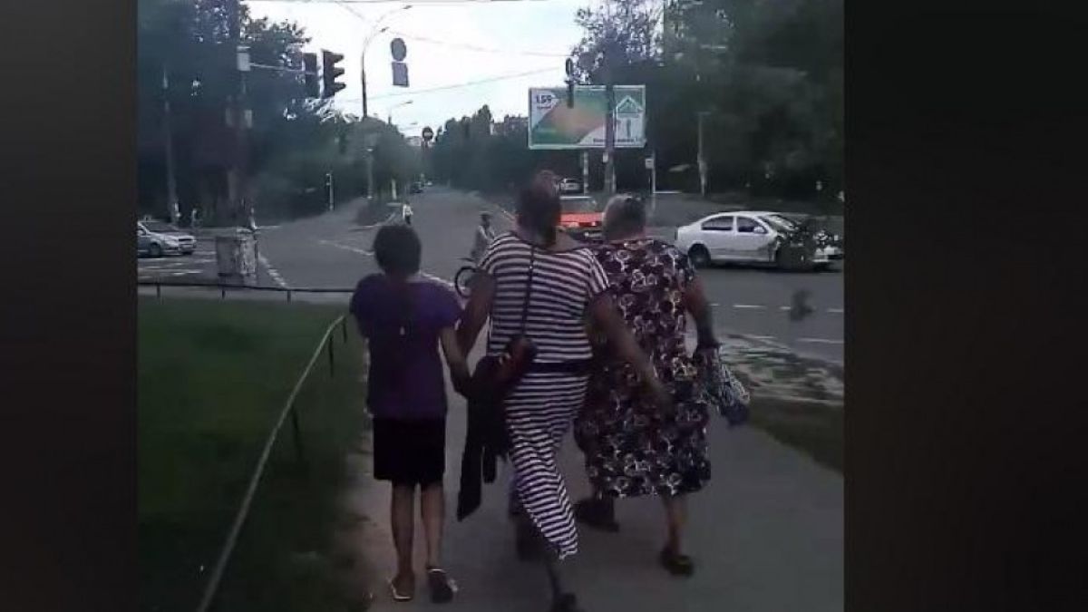 Псуват и показват половите си органи: Мрежата се разгневи от ВИДЕО 18+ с ромки, които ограбили момиче в Киев