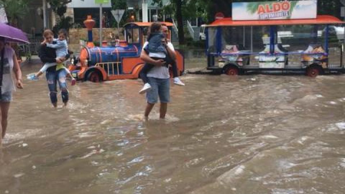 Туристи газиха вода до колене в Албена