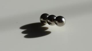 В Украйна малко дете погълна магнитни топчета и те разкъсаха червата му