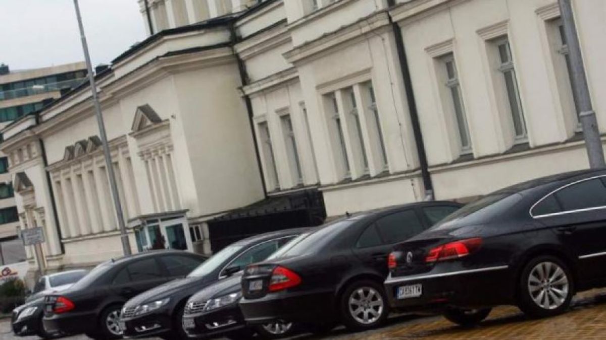 Лъскат депутатските коли два пъти месечно