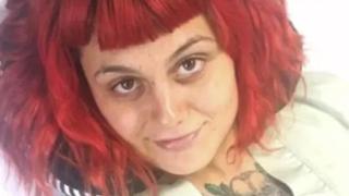 "Някой ден ще убия много хора", написа млада жена във Фейсбук, грабна брадвата и стана страшно (СНИМКИ/ВИДЕО)