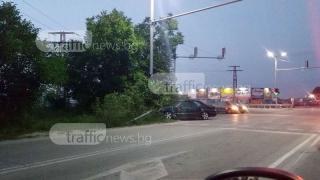 Мерцедес се заби в стълб след удар с бус на пловдивското Околовръстно
