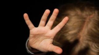 Закопчаха 50-годишен извратеняк за блудство с малко детенце 