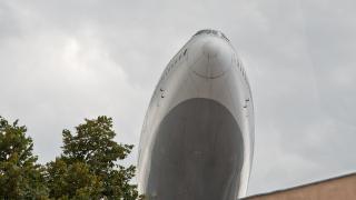 Daily Mail: Как и защо огромен Boeing 747 се появи на поле в Тайланд?