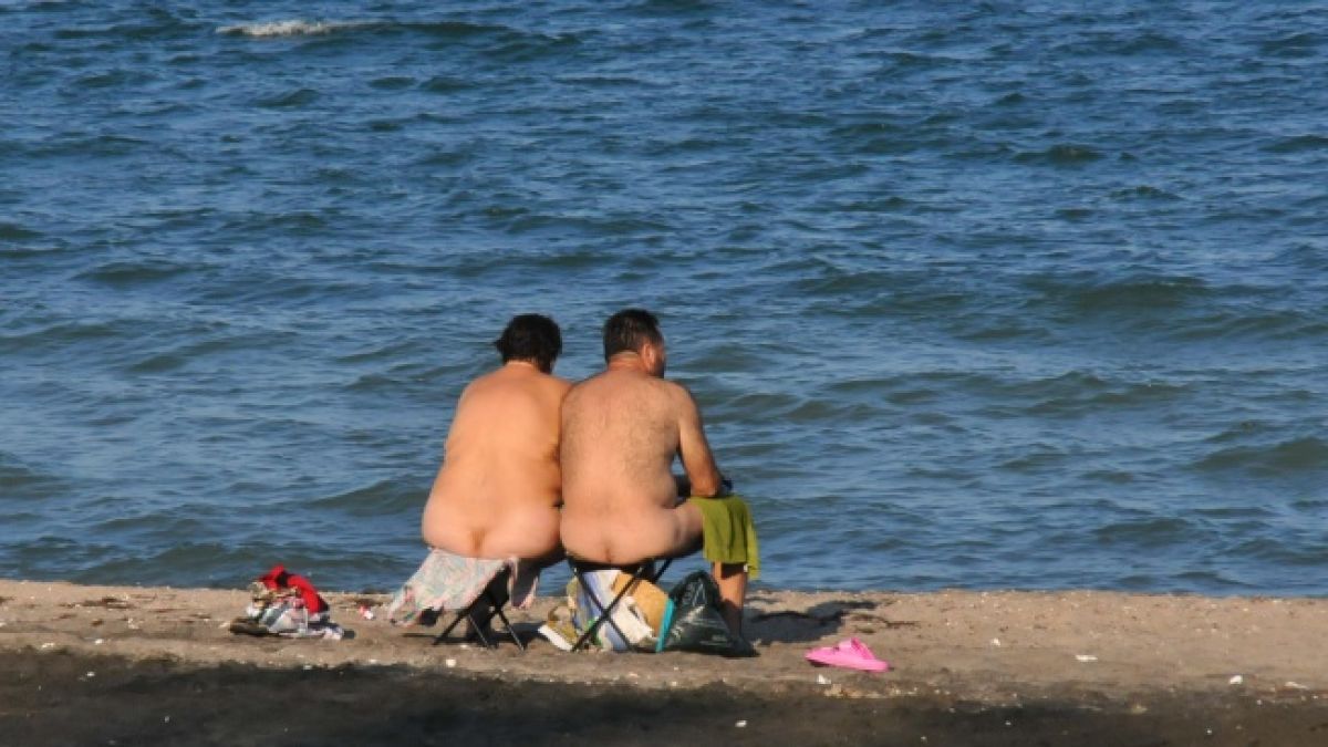 Напук на протеста: Нудисти превзеха северния плаж в Бургас (СНИМКИ 18+)