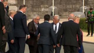 Деликатна ситуация: ВИДЕО как Юнкер стъпва зиг-заг на срещата на НАТО и полита заднешком връз Порошенко разбуни мрежата