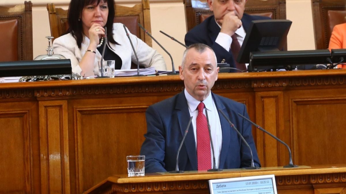 Пирински днес ще реши дали да иска оставка на Нинова