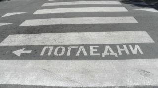 Ужасяващ инцидент, дете е в тежко състояние, след като бе прегазено от възрастна шофьорка във Враца (СНИМКИ)