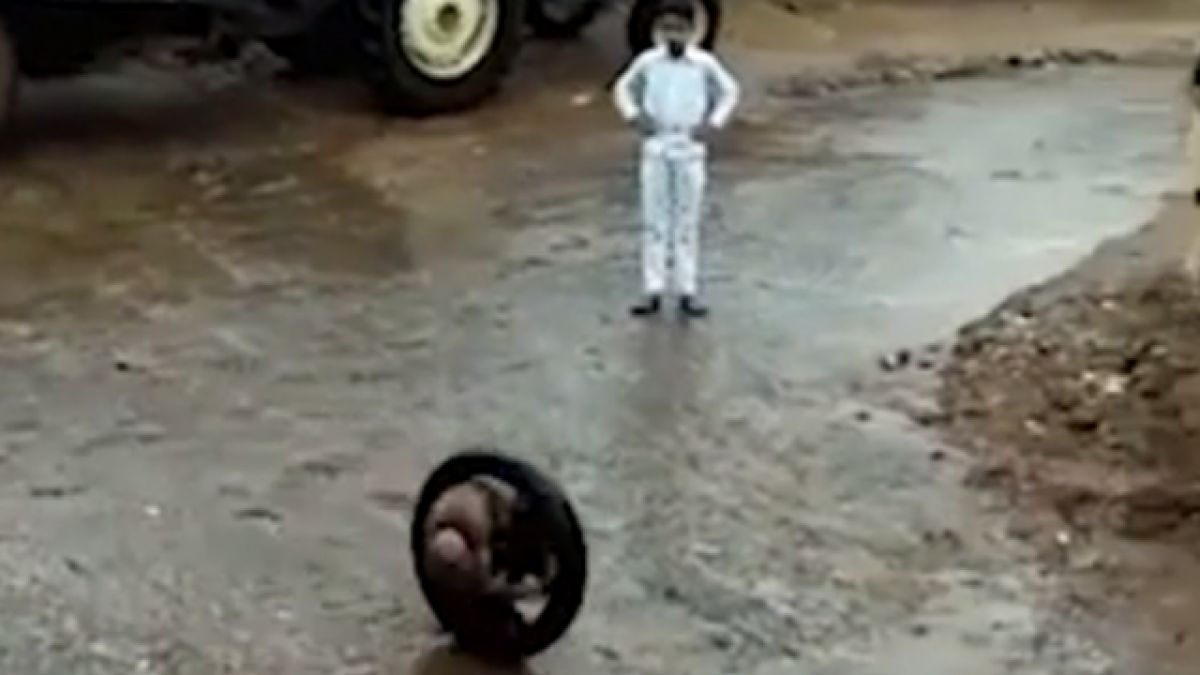 Момче изобрети меко казано зловещ начин за каране на колело (ВИДЕО)