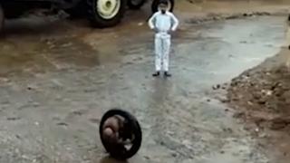 Момче изобрети меко казано зловещ начин за каране на колело (ВИДЕО)