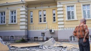 Страшен инцидент пред Втора поликлиника в Бургас, полиция отцепи района (СНИМКИ)  
