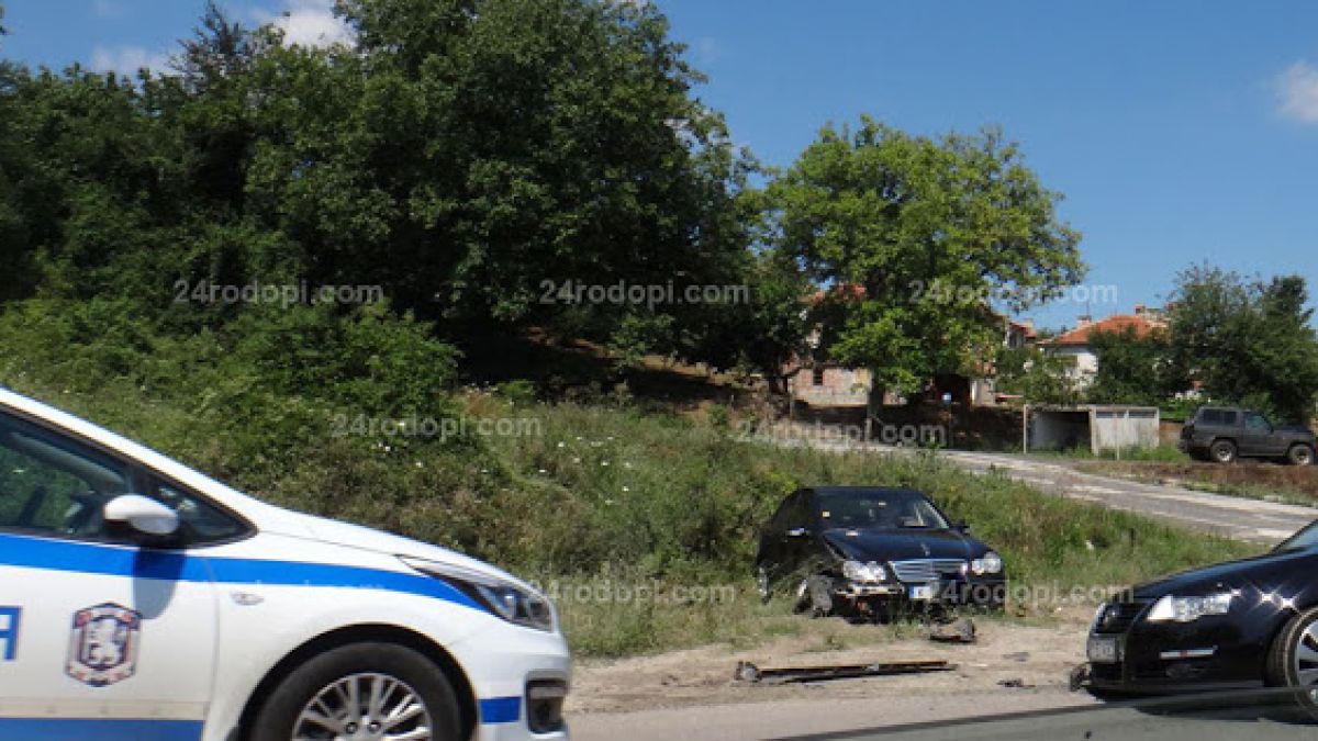 Лъскав "Мерцедес" тръгна да изпреварва на път край Черноочене, но стана голяма беля (СНИМКИ)