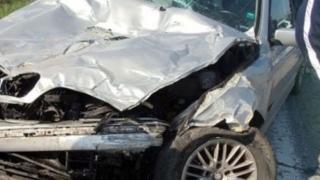 Сигнал до БЛИЦ! Тежка катастрофа в София: Пожарникари режат ламарините, за да извадят затисната жена  