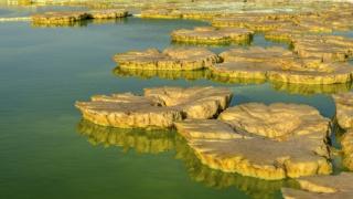Фотограф засне уникални СНИМКИ на киселинни водни басейни, една капка от които разяжда плътта до костите 