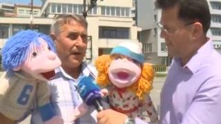 Абсурд след абсурд из България: Мъж пее на светофар, за да светне (ВИДЕО)
