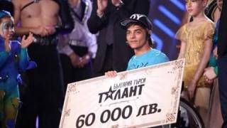 Феноменален! Младеж в количка изкачи стъпалата на Шипка на ръце (ВИДЕО)