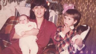 Наричаха я Барбито на родния поп фолк, но никога няма да я познаете на тези бебешки СНИМКИ