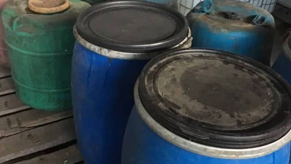 Митничари изловиха 5-тонна опасност, дебнеща почиващите по морето в бутилки за минерална вода (СНИМКИ)