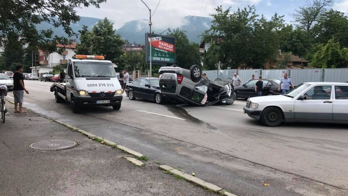 Първо в БЛИЦ: Падна дъжд и мелетата започнаха! Зверска катастрофа с БМВ и джип по таван в София! (СНИМКА)