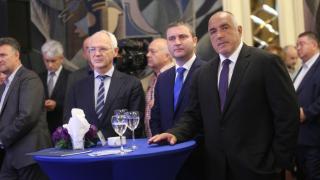 Важна новина за всички българи! Ето на колко свалят прага на финансовите разплащания кеш