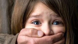 Майка пусна на търг девствеността на малката си дъщеричка