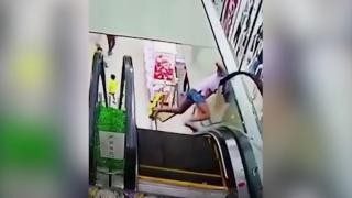 Ескалатор едва не отряза главата на невнимателна девойка (ВИДЕО)