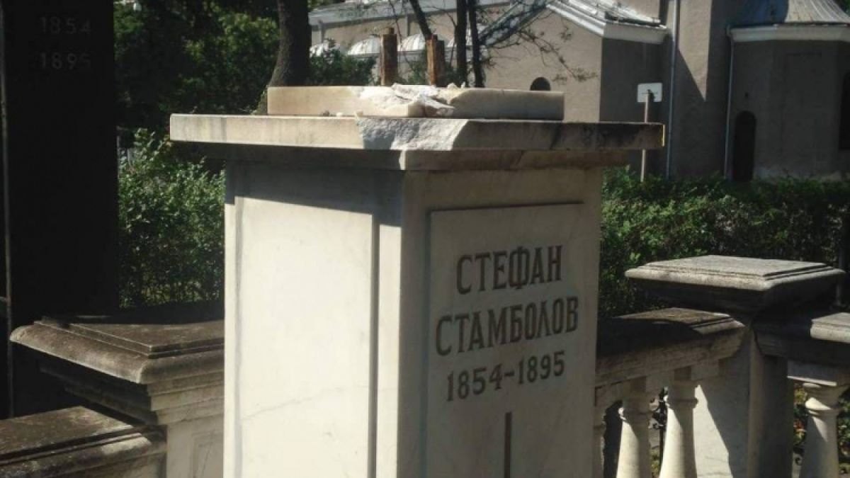 Сигнал за кощунство: Дръзко, нагло и цинично е поруган гроба на Стефан Стамболов под носа на охраната! (СНИМКА)