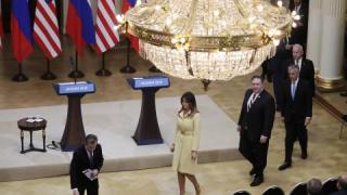 СНИМКА как Лавров се е заплеснал по краката на Мелания - хит в мрежата 