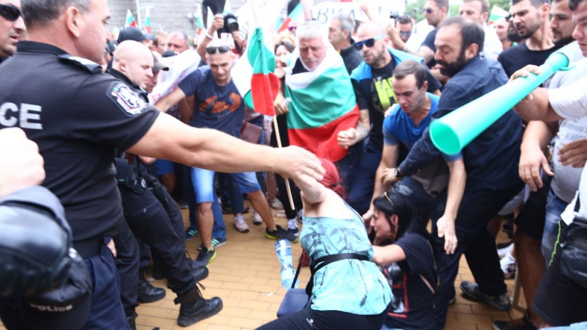 Протестиращи пред МС налитат на полицаи, търсят конфронтация (СНИМКИ)