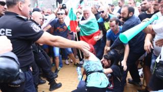 Протестиращи пред МС налитат на полицаи, търсят конфронтация (СНИМКИ)